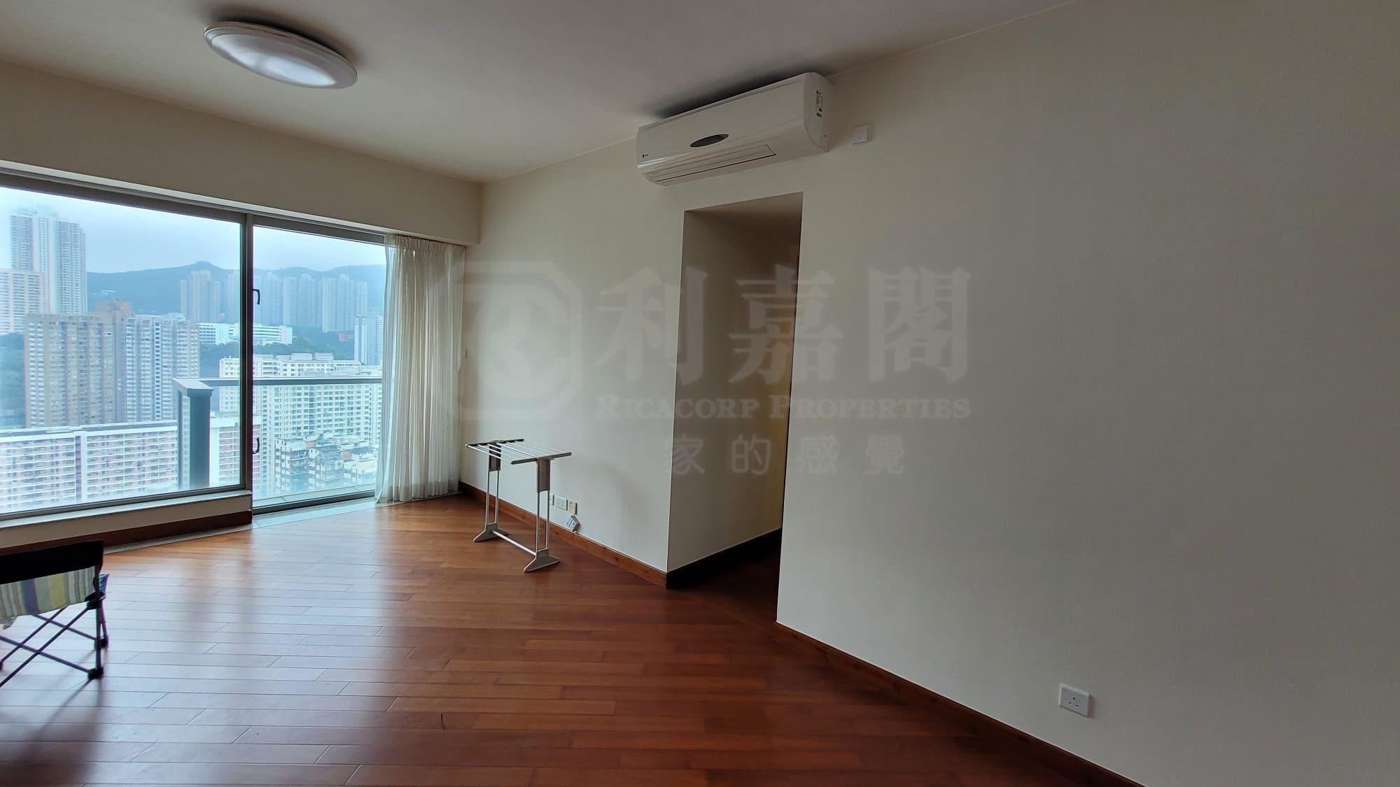 單位間隔闊落，大廳外接露台，景觀望區內市景及山景。(代理提供)