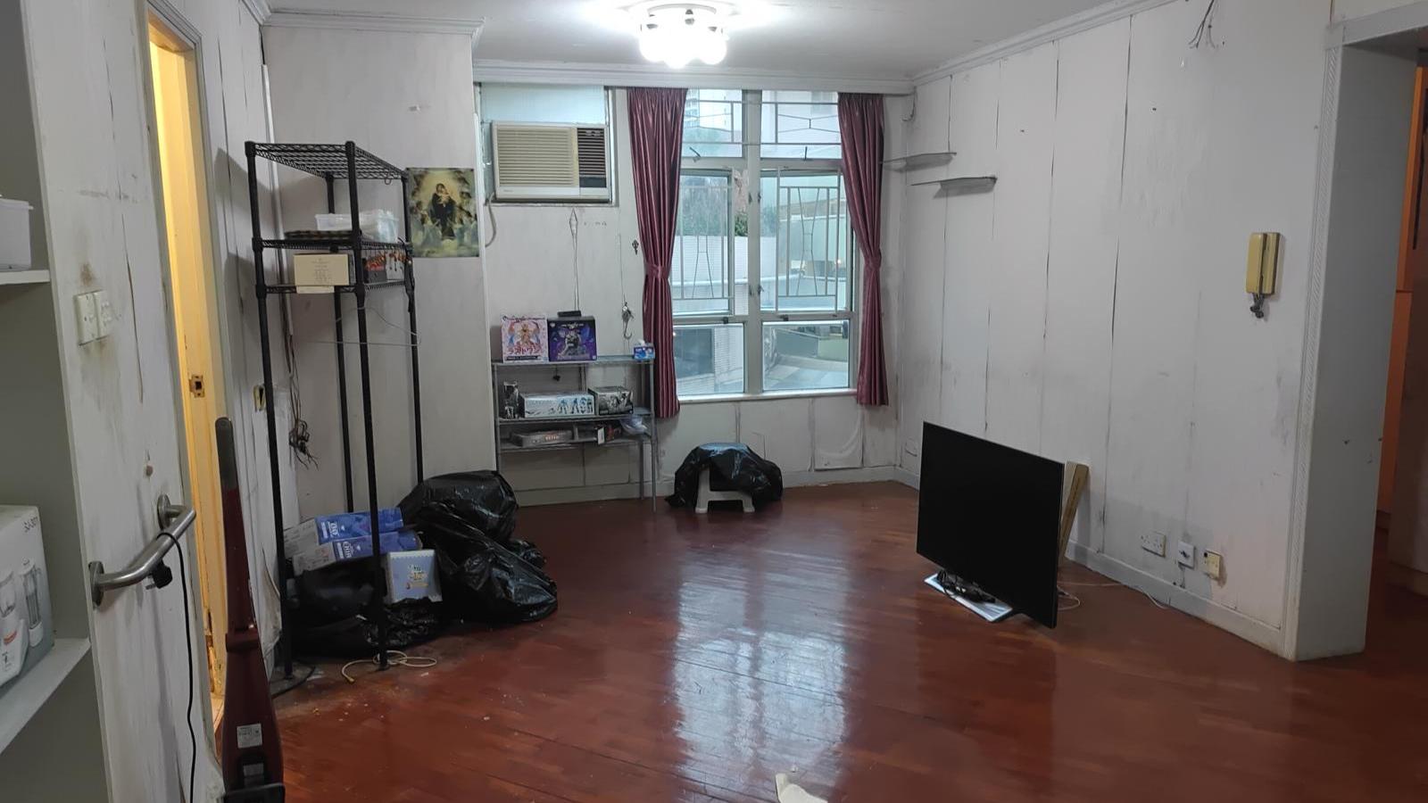 單位無甚裝修，惟間隔非常實用，大廳空間闊落見使。(代理提供)