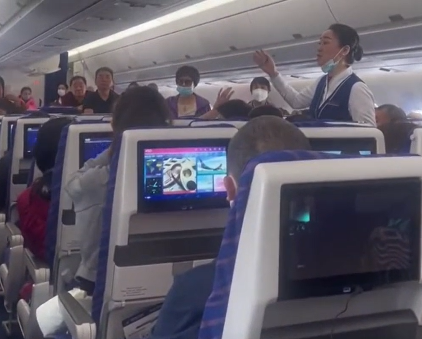 由三亞飛往北京的南方航空CZ8805航班上，因有乘客登機時往引擎丟硬幣「祈福」，導致飛機延誤。