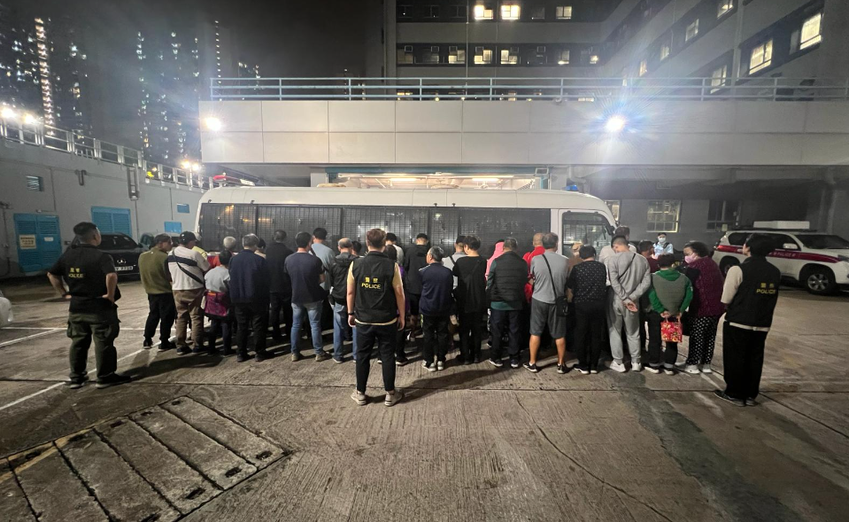 警天水圍打擊街頭賭博 拘47人最大84歲檢67萬現金(警方圖片)