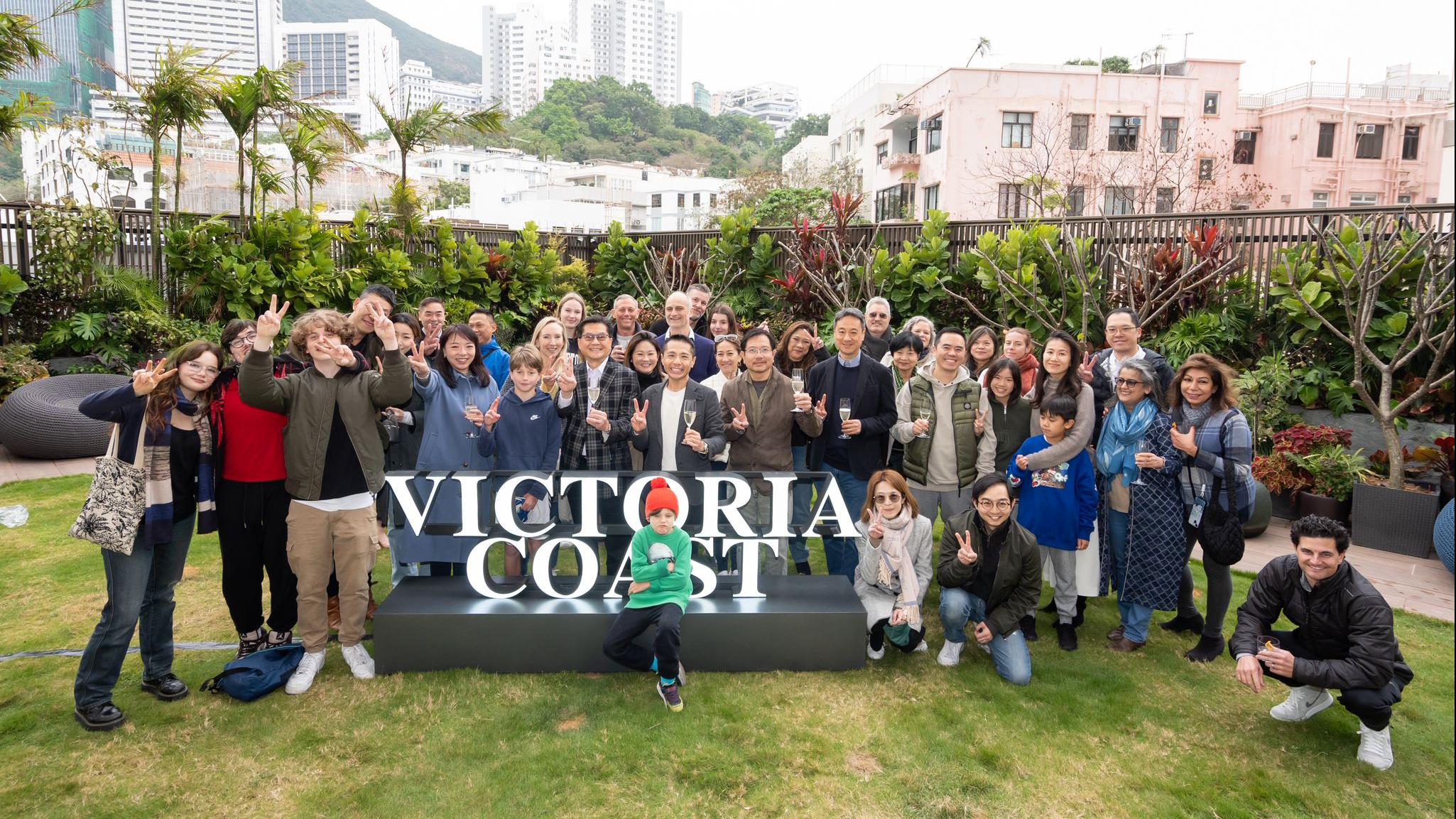 VICTORIA COAST現樓舉行海岸池畔派對 鄰里歡聚重遊舊地｜薄扶林新盤