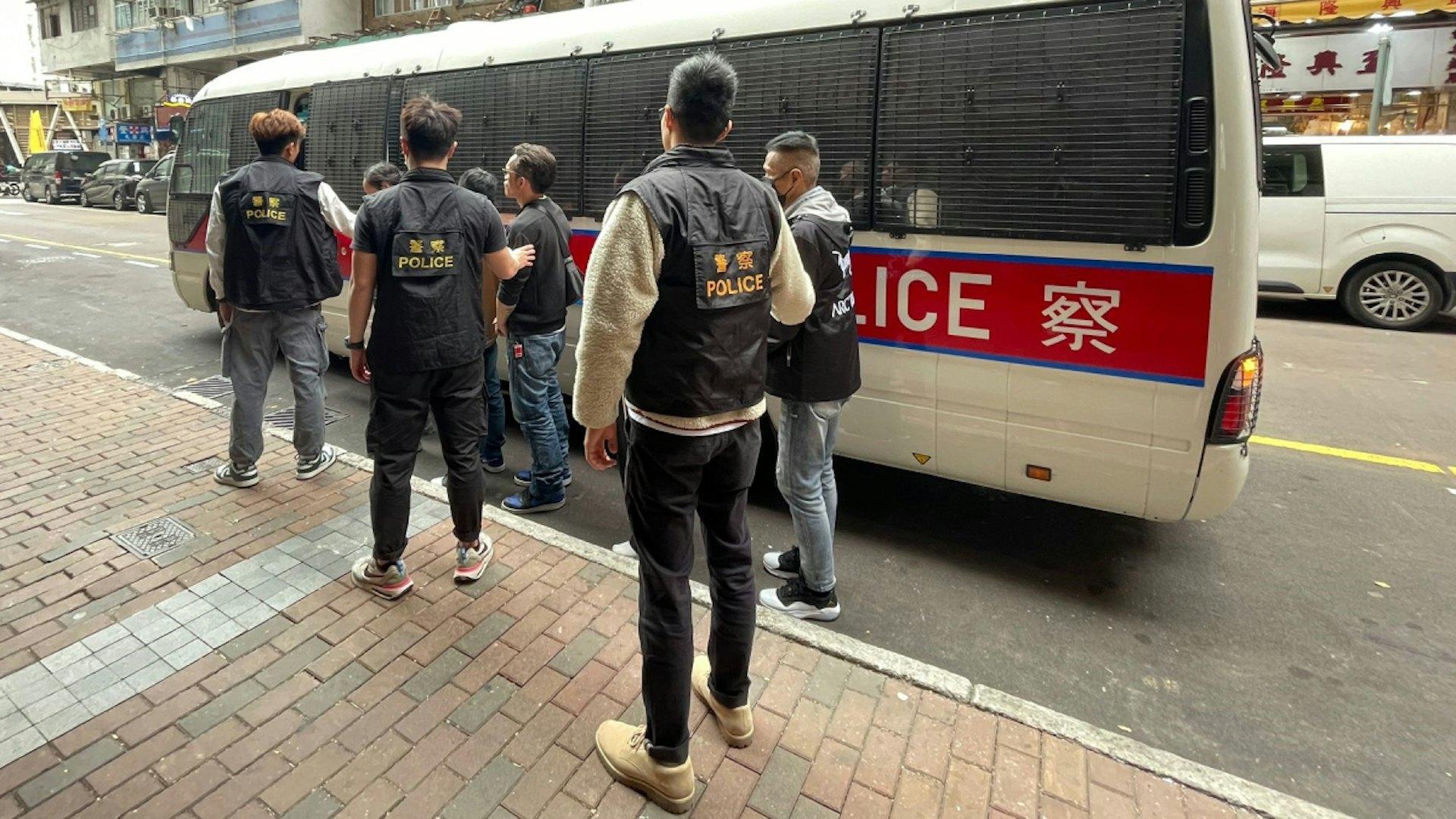 警方在油麻地吳松街5號搗破一個非法賭檔，拘捕6人。（警方提供）