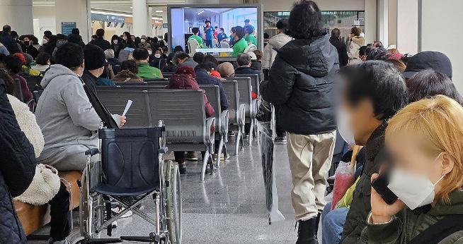 南韓醫生集體辭職｜警方扣押醫學會現任及前任高層  稱涉違反醫療法