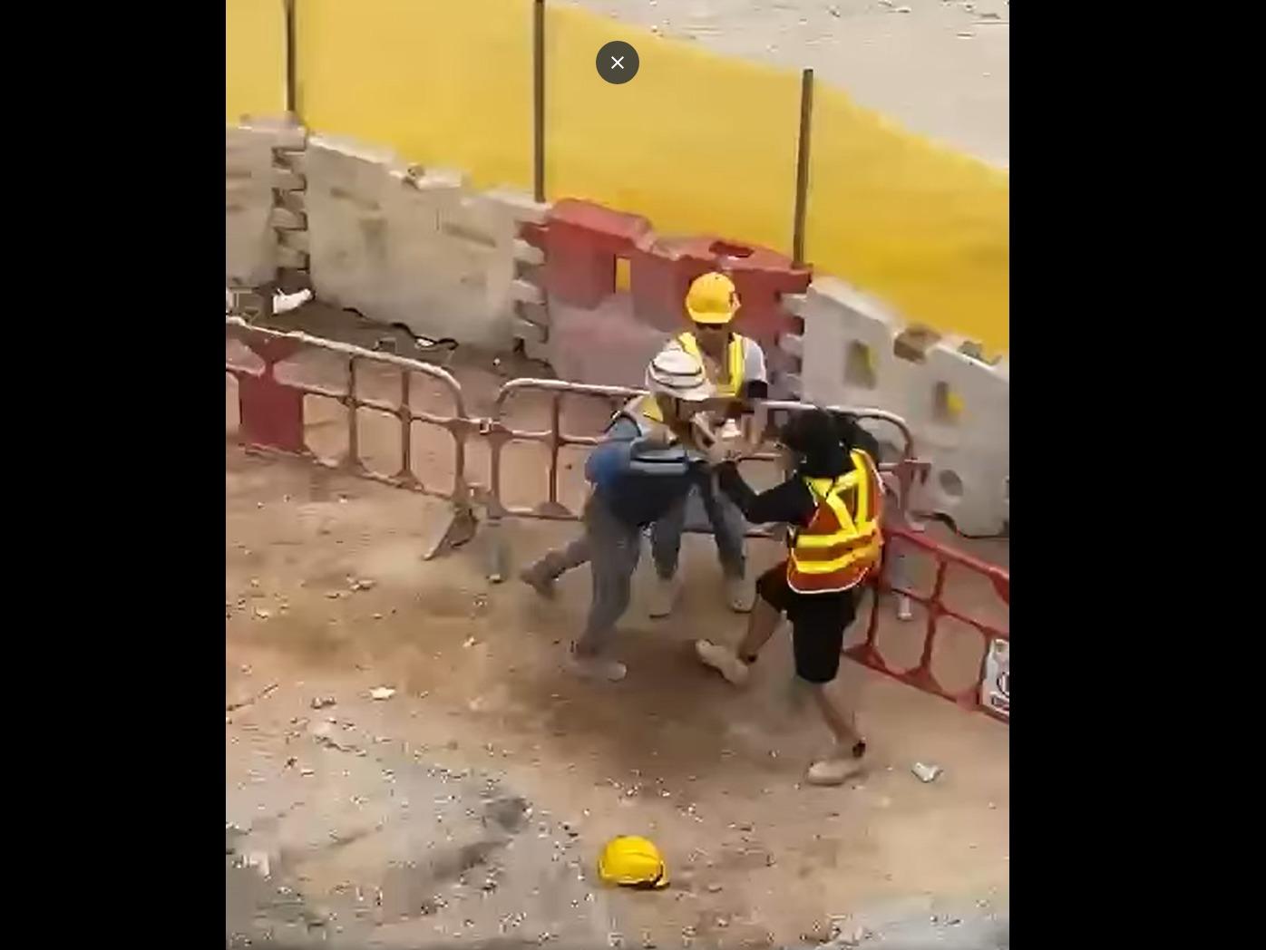 啟德地盤MMA 兩男工人互毆 雙雙倒地 (網上影片截圖)