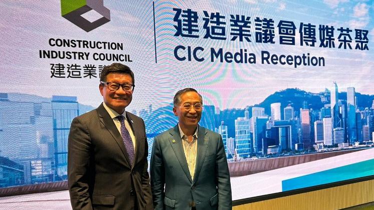 何安誠（右）表示，議會有向工友解釋這個計劃並非「篤背脊」，而是希望互相提點注重安全。（港台圖片）