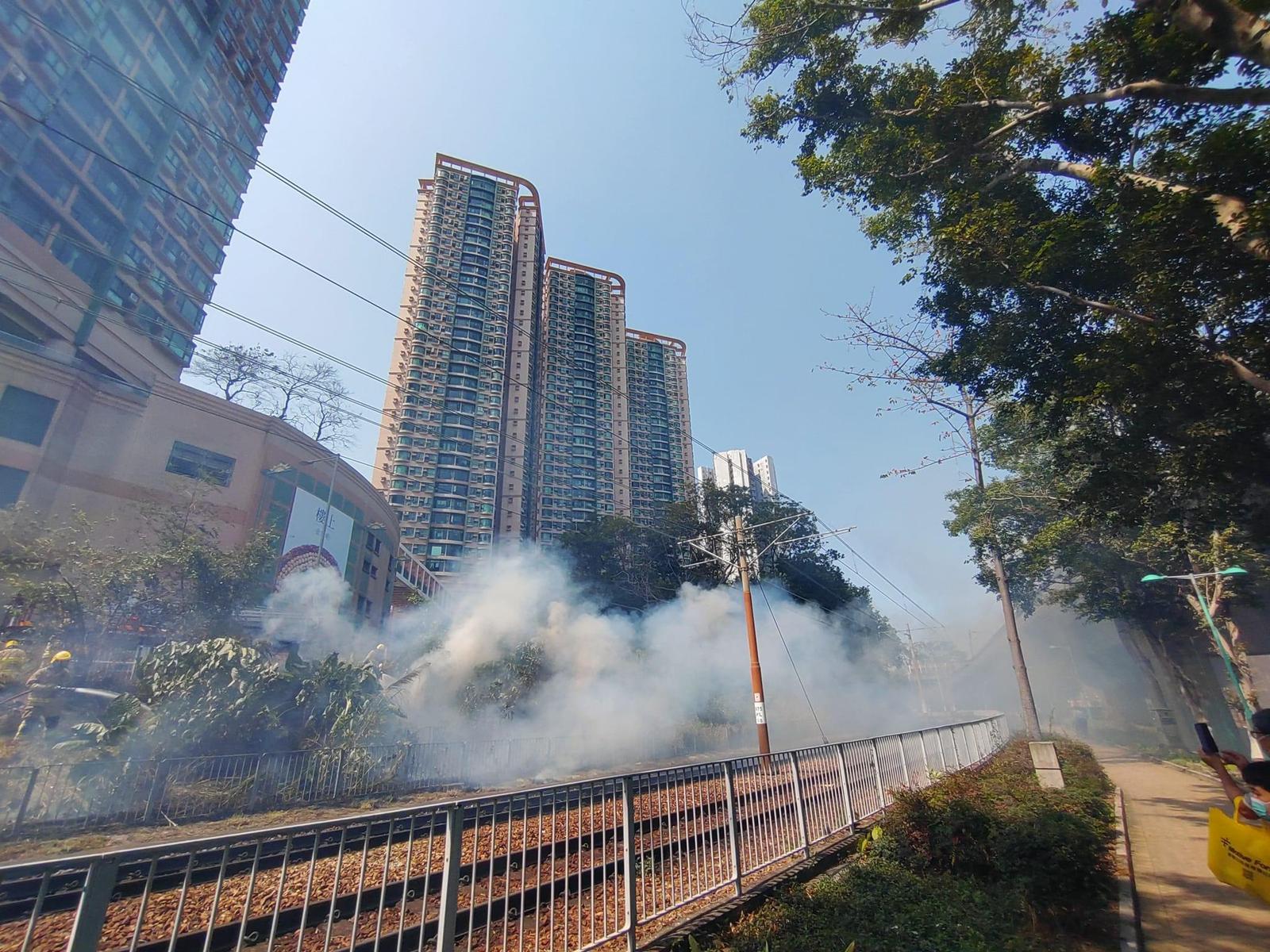 屯門建盛里雜草起火逼近蔡意橋站 輕鐵服務一度暫停