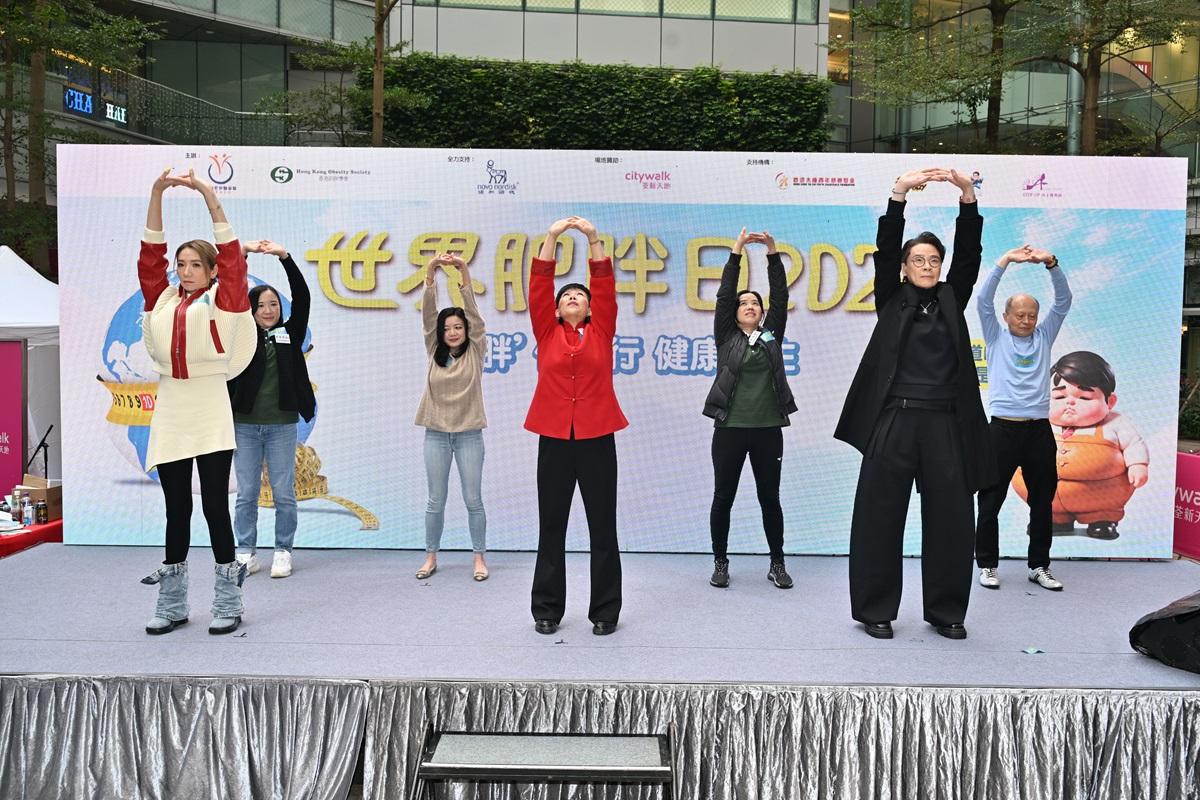 香港肥胖醫學會舉行活動呼籲市民減肥，又即場做「太極進社區」體操。(組織提供)
