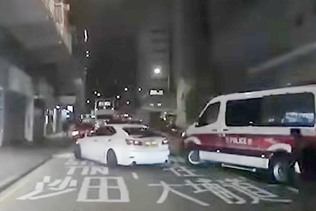 一輛白色私家車涉嫌在深水埗逃避追捕時撞斃途人。(網上影片截圖)