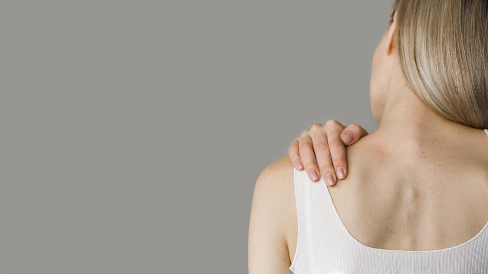 五十肩可致梳頭著衫肩膊痛？