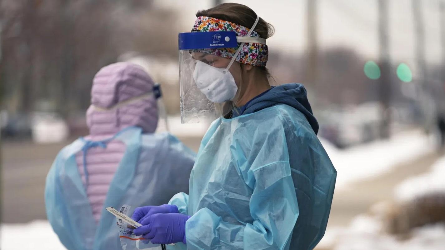 美國鹽湖城醫護2022年替民眾進行新冠病毒檢測。(資料圖片)