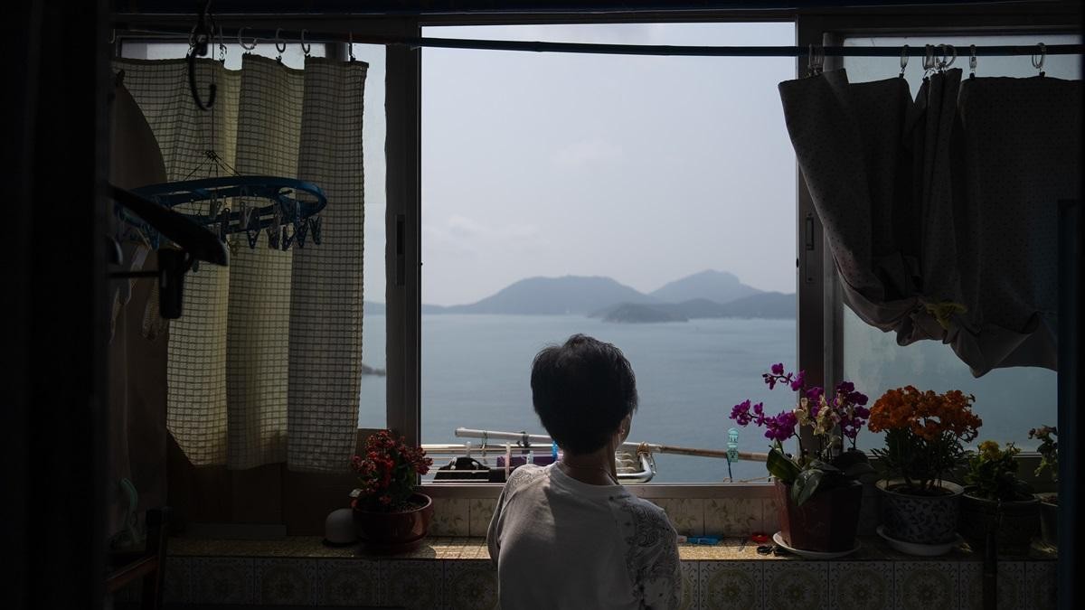 華富邨重建在即，林婆婆形容這裏是最好的公屋，憂慮重建後，美景、街坊情將失去。(林靄怡攝)