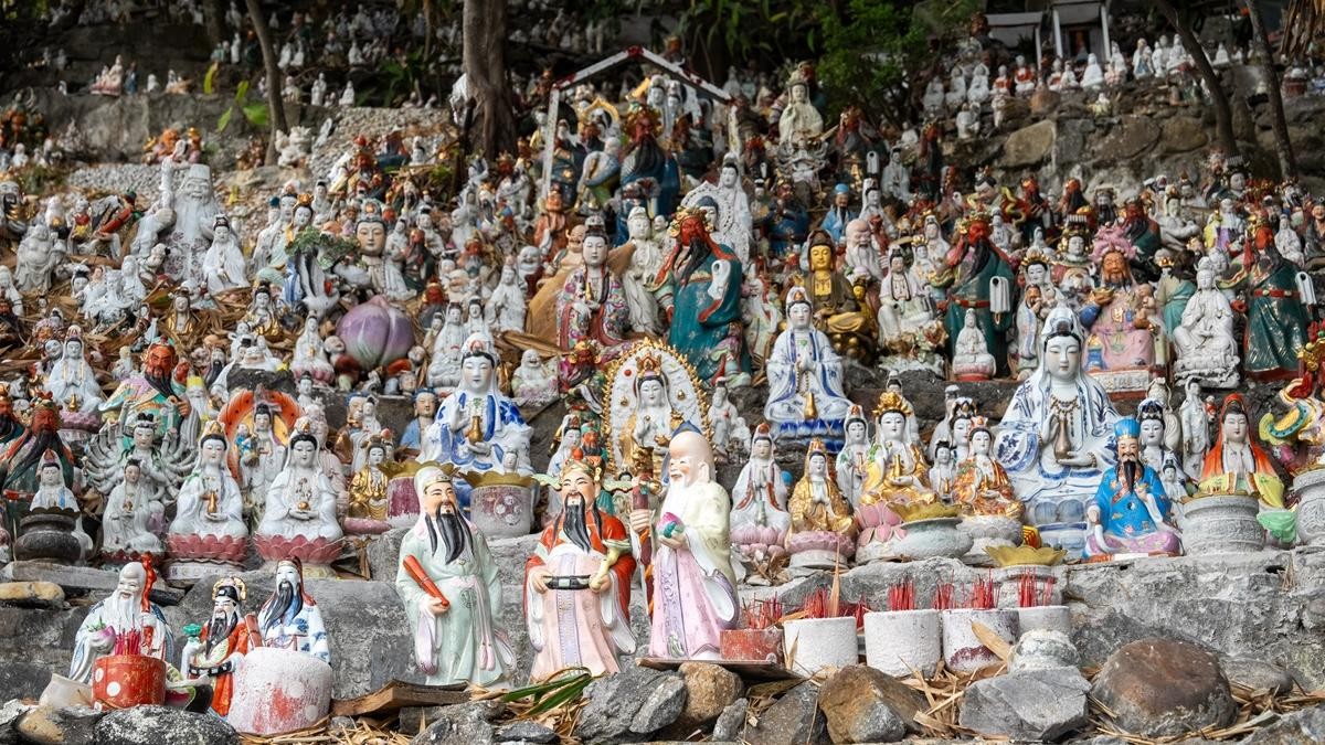 華富邨下的泳棚旁，有一個由居民自設的「神象山」，居民更自發建廟，但現時這些社區營造已成違規做法。(林靄怡攝)