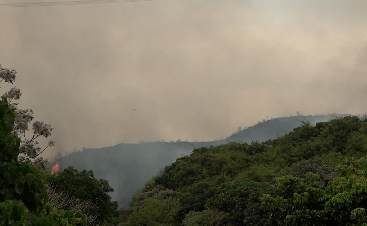 元朗十八鄉崇山新村發生山火，現場火勢蔓延。（港台圖片）