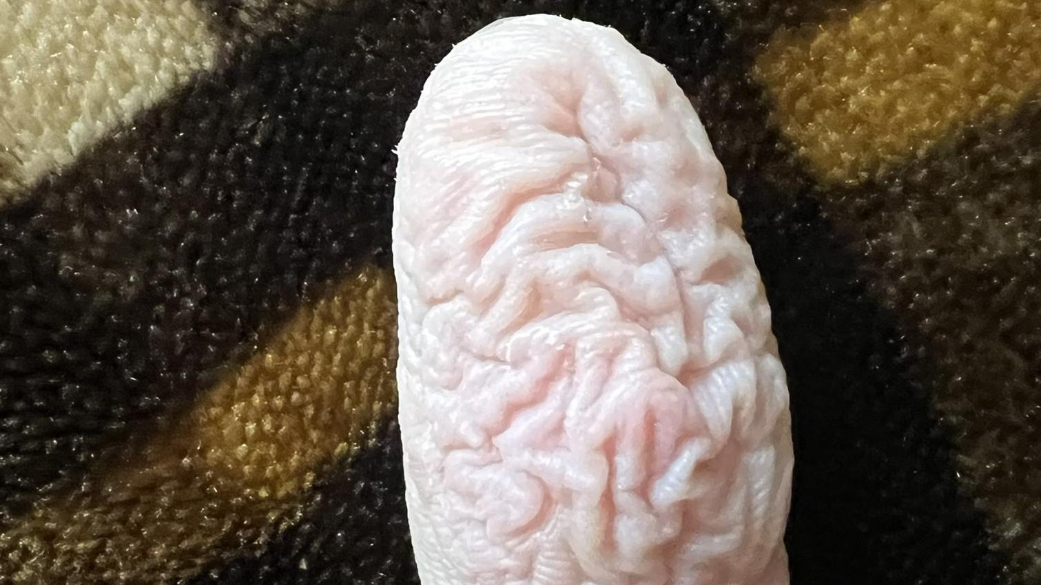 手指頭浸到滿是深刻的皺褶，看來就像腦袋褶紋，還明顯發白。(互聯網)