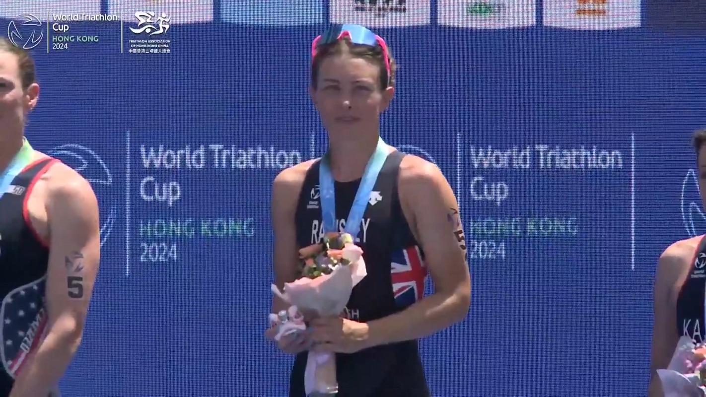 女子精英組奪冠選手聽到播錯國歌後感愕然。(大會直播截圖)