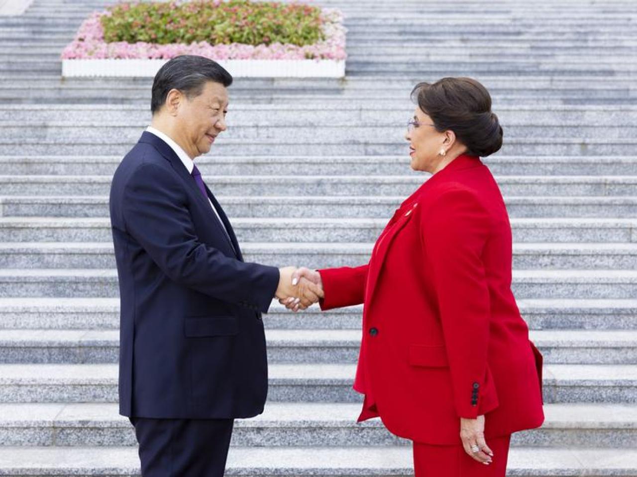 洪都拉斯總統卡斯特羅去年6月訪華，習近平在人民大會堂東門外廣場為卡斯特羅舉行歡迎儀式。（新華社資料圖片）