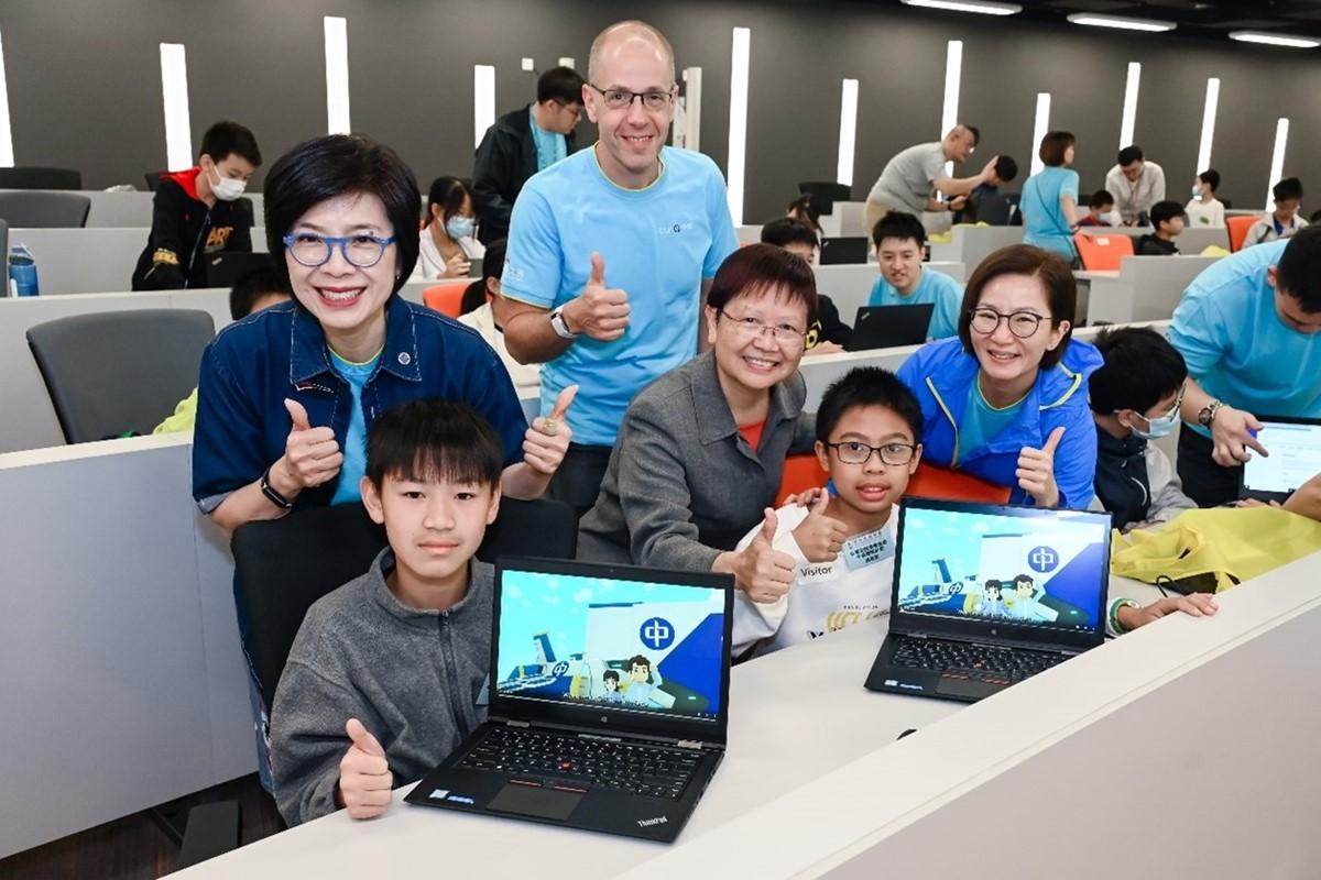 Quince(後排左一)、余秀珠(後排中)同黃耀塱一齊用電腦探索「中電元宇宙」。(中電提供)