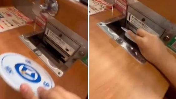 日男以閃電手把空碟投入槽裡。(互聯網)