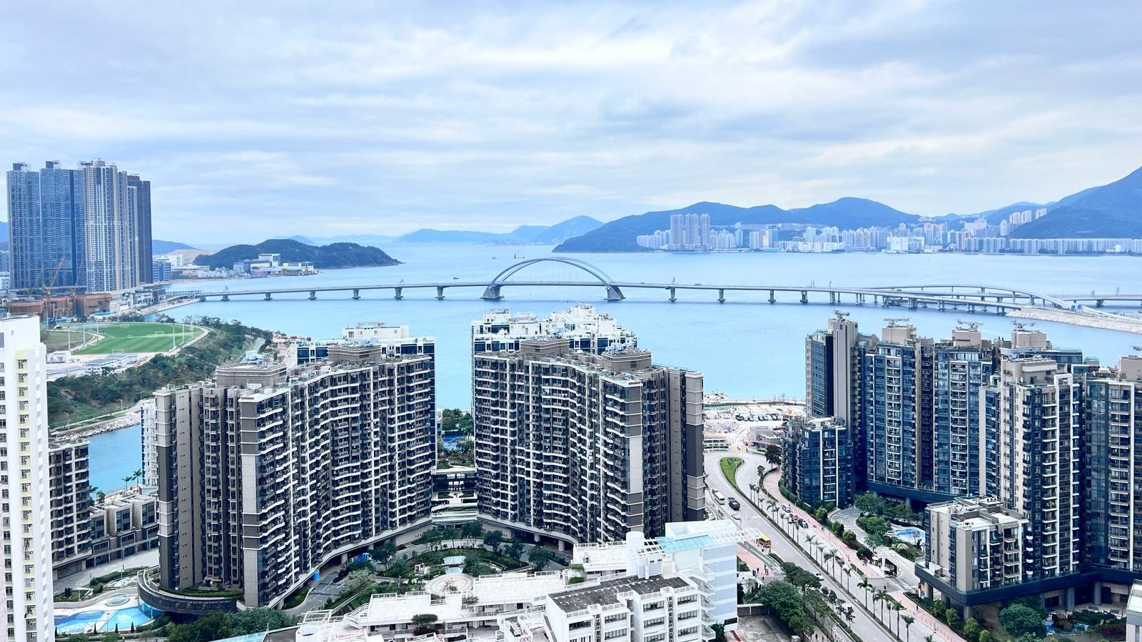 單位外望將軍澳跨灣大橋一帶，屬屋苑兩房海景樓王。(代理提供)