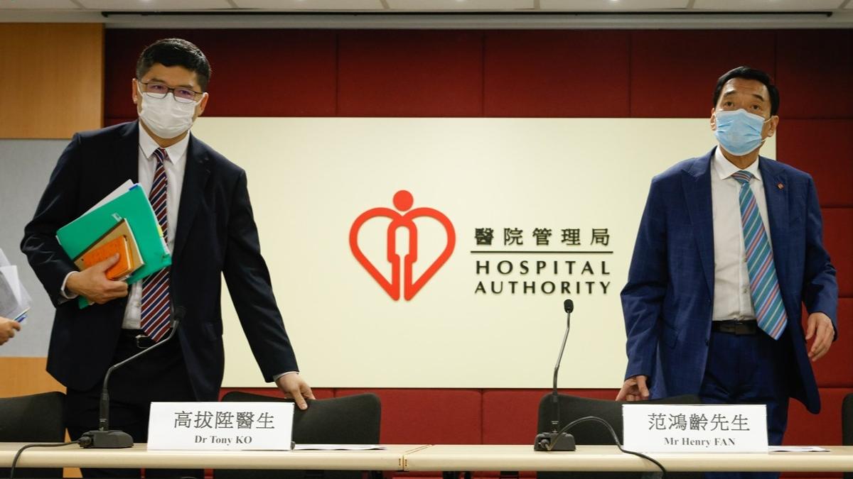 范鴻齡(右)表示，向政府提出的建議不排除調低部分收費；旁為高拔陞。(資料圖片／蘇文傑攝)