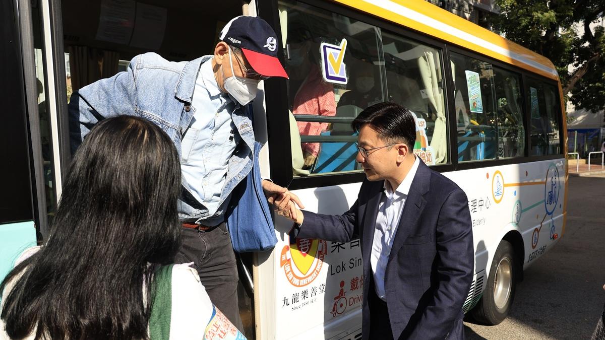 九龍樂善堂去年安排專車接載長者往區議會選舉投票，右為勞工及福利局局長孫玉菡。(資料圖片／林俊源攝)