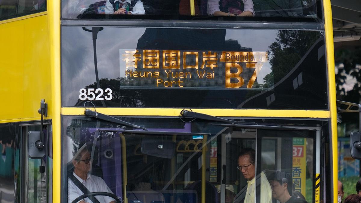 城巴近日在香園圍管制站的路線加入簡體字顯示。(《am730》記者攝)