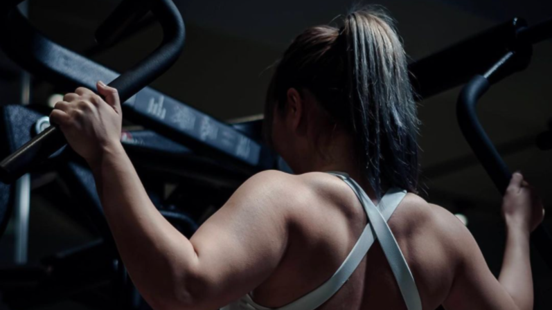 筋肉型女警崩潰辭職下海拍AV出道「一炮而紅」