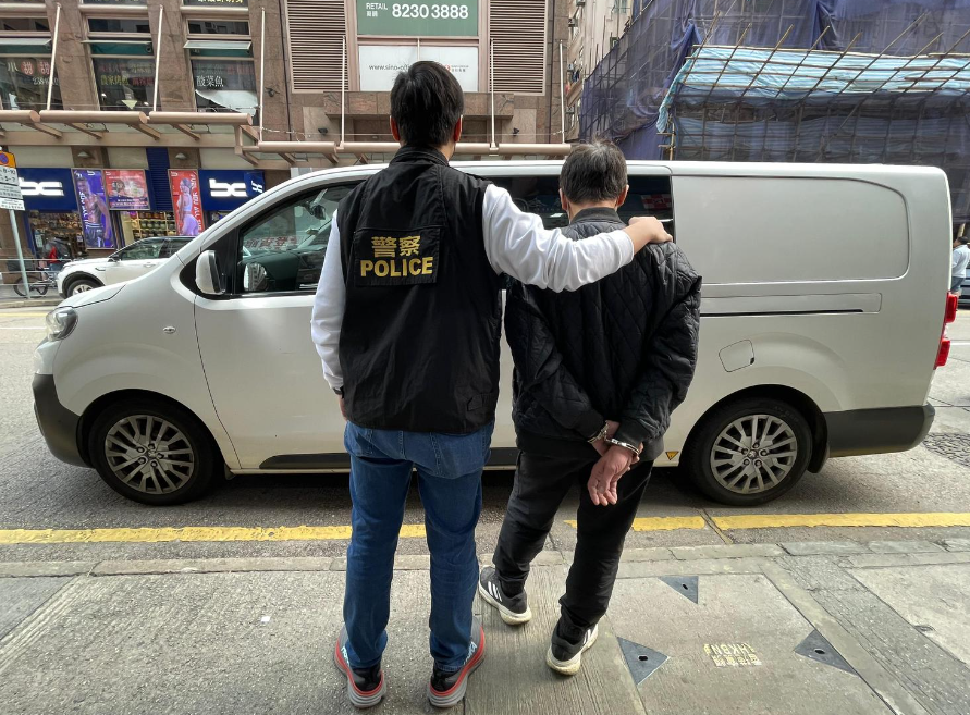 警方旺角警區雜項調查隊、牌照組、反三合會行動組、交通隊，聯同衛生署控煙酒辦公室，昨日（14日）展開代號「犁庭掃穴」的反罪惡行動。(警方提供)