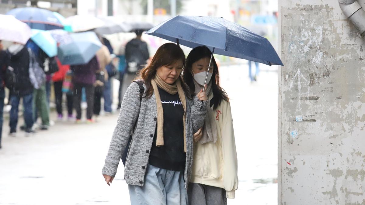 天文台預計明日持續有雨。(羅錦鴻攝)