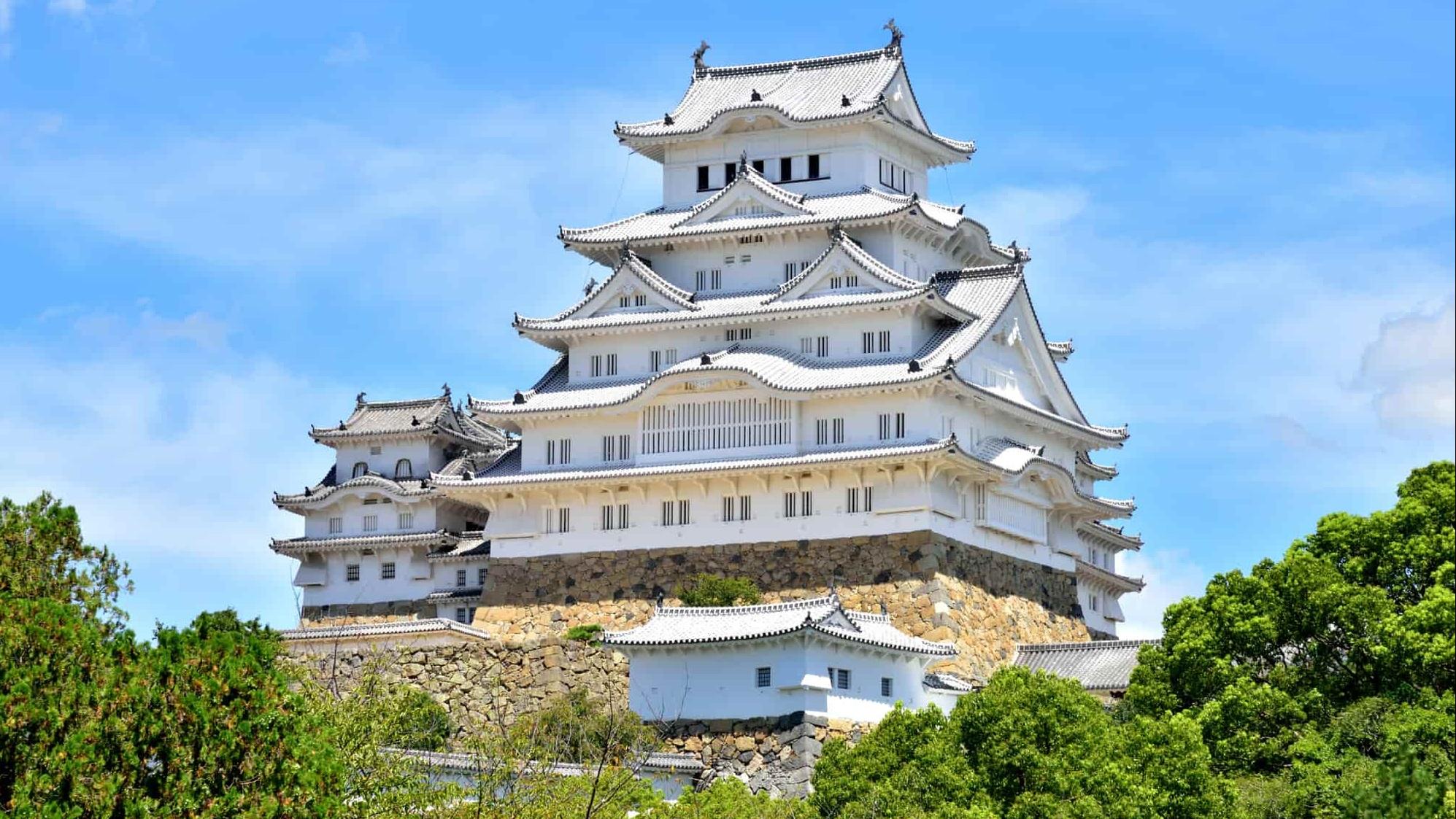 位於日本兵庫縣的姬路城1993年獲列入聯合國世界文化遺產，其純白雅緻的天守閣古城樓每年吸引大批遊客慕名而至。(互聯網)