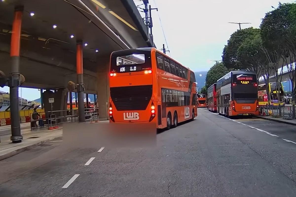 正離站的A36線巴士及後因有人追巴士而停下。(FB群組「馬路的事討論區」片段截圖)