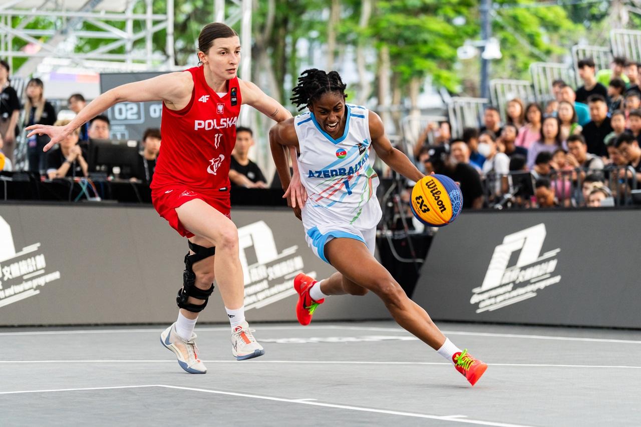 阿塞拜疆主力希耶絲(右)運球突破波蘭球員防守。(大會提供)