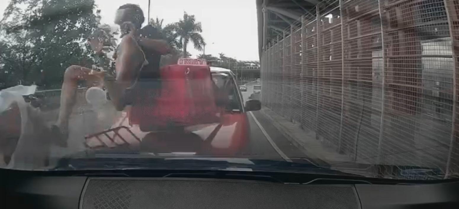 車Cam直擊｜中環的士追尾外賣電單車  鐵騎士飛起倒地