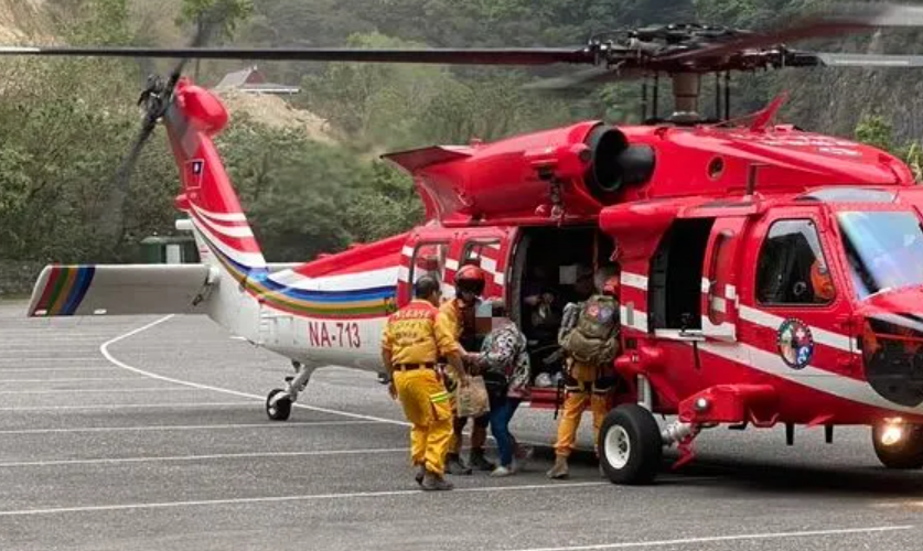 軍方早上出動直升機搭載物資及前往支援，並把9名傷者送院。(網上圖片)