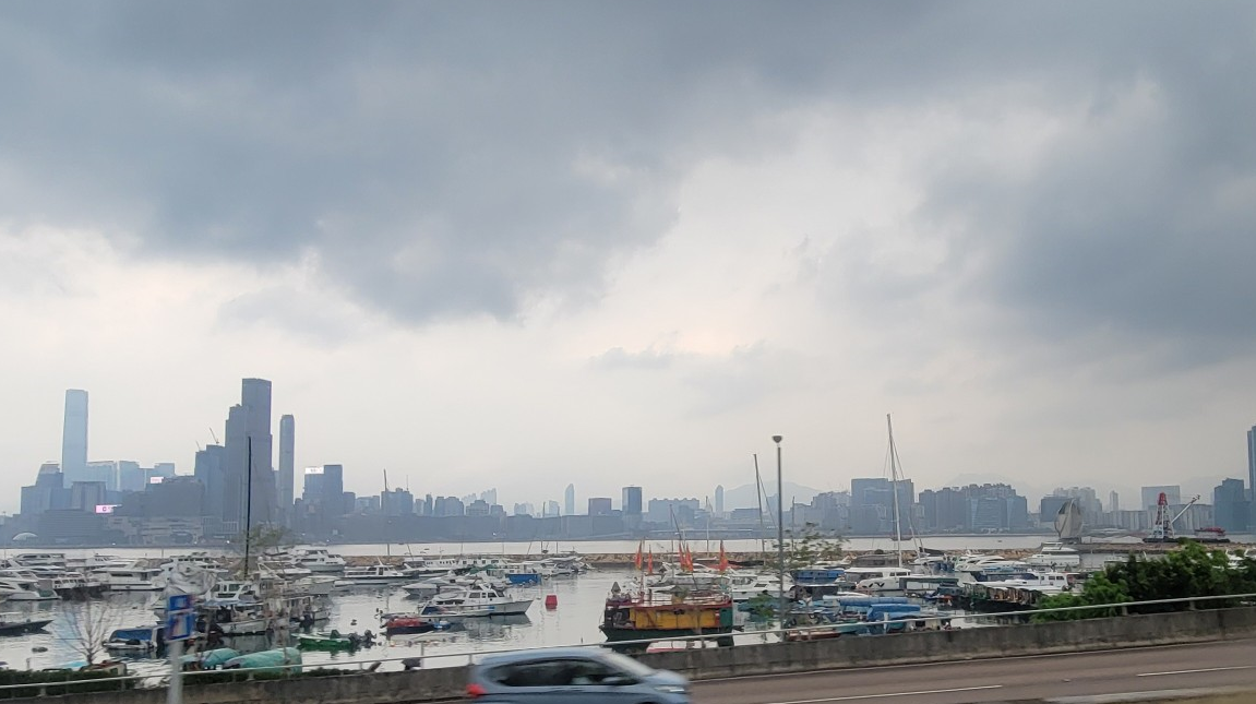 雷雨區短期內影響本港，多區雨勢較大。