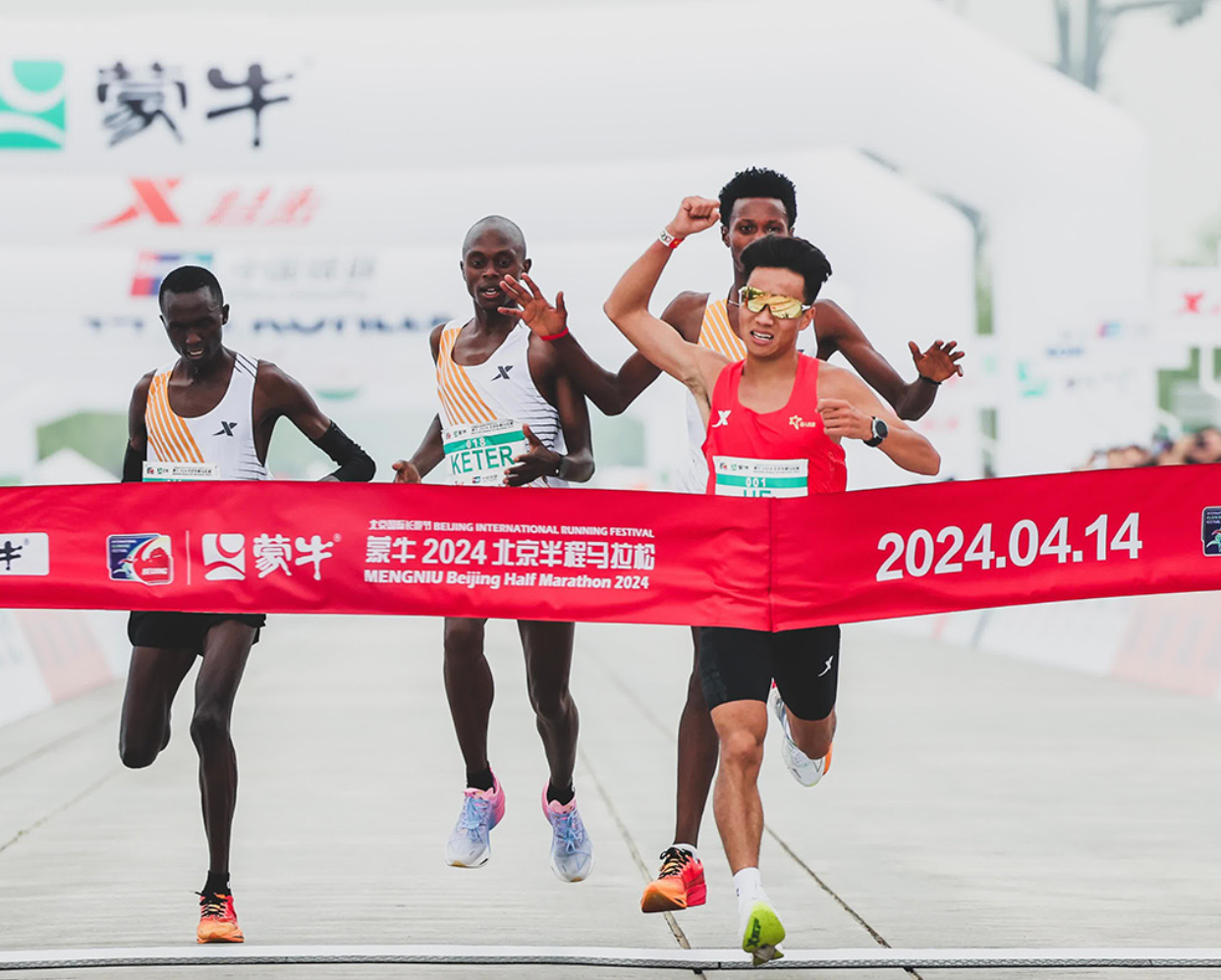 賽事末段卻出現原本領先的3名非洲選手留力「保送」何杰衝綫的場面，引發外界「放水」、「造假」質疑，要求當局交代。