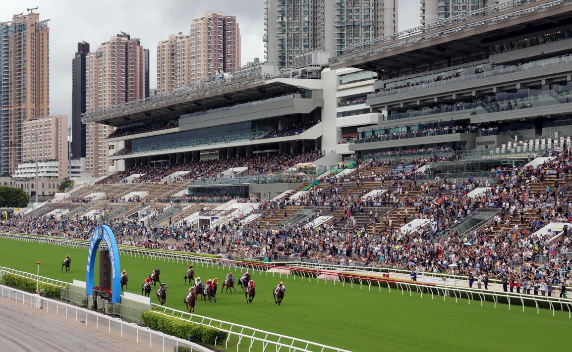 部分未能入場的馬迷，會透過電視看賽馬直擊，以了解賽事情況。