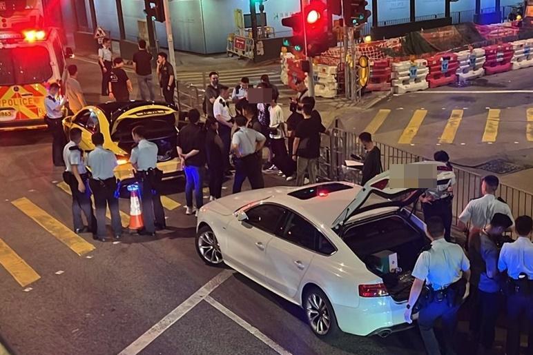 石硤尾截查2車檢武器，10人包括4名未成年少年被捕。