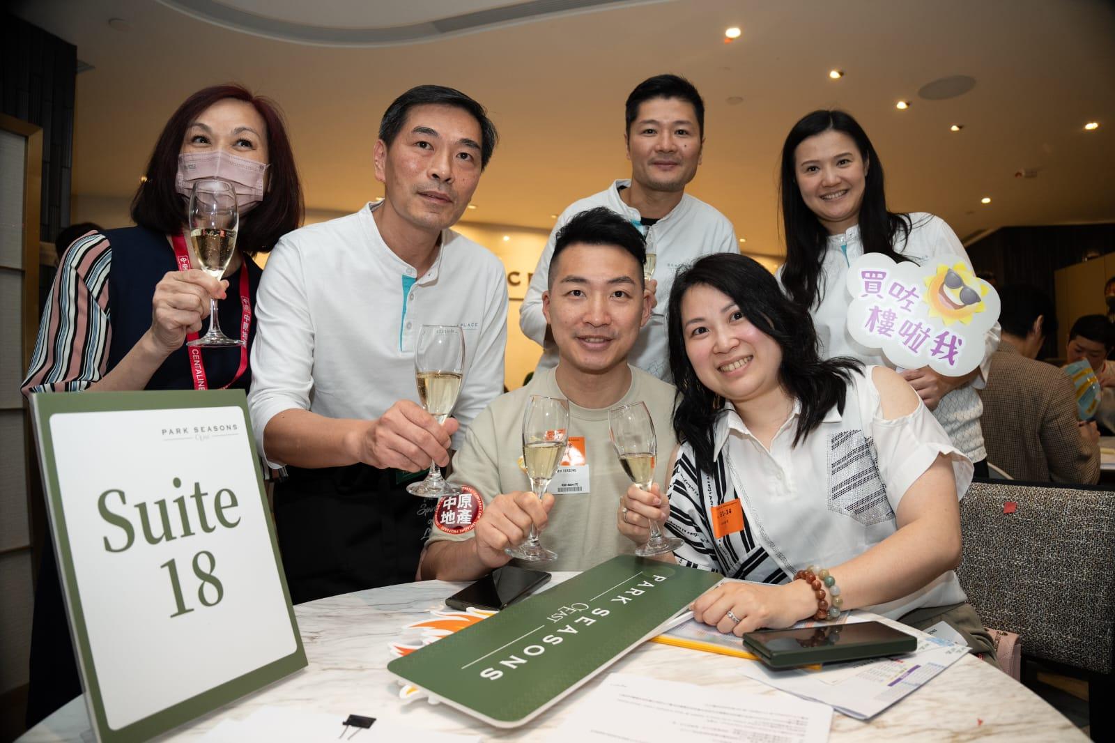 PARK SEASONS開賣，受惠撤辣，向隅客吳氏夫婦斥620萬購兩房投資，買家心聲。(林靄怡攝)