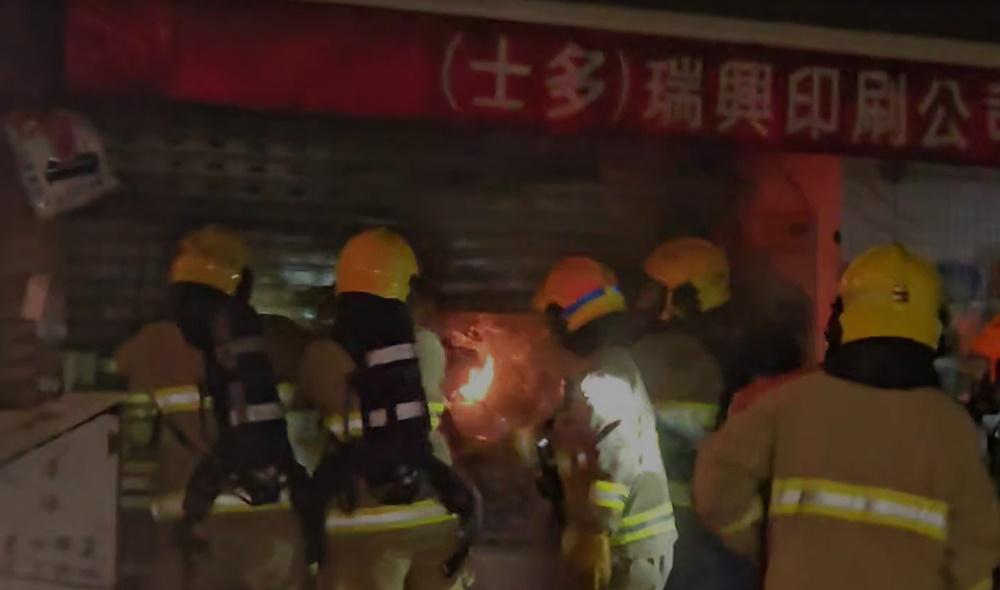 旺角士多疑電線短路起火，無人受傷毋須疏散。(電視截圖)