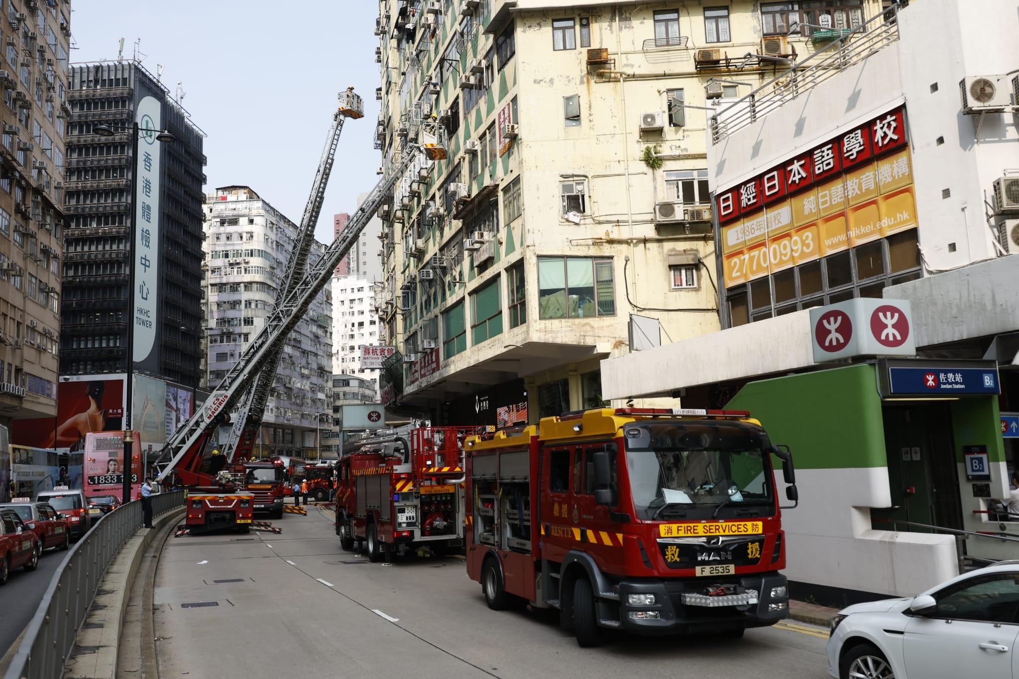 佐敦華豐大廈有住客由警員陪同上樓取藥，法團16年來未遵辦消防安全指示。(資料圖片)