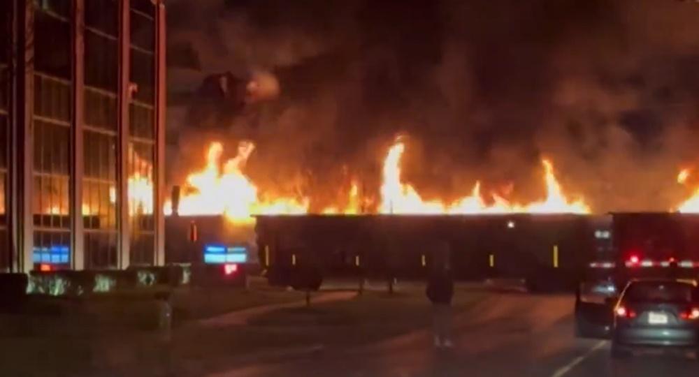 加拿大載貨列車5車廂起火，衝入市區嚇煞民眾。(X)