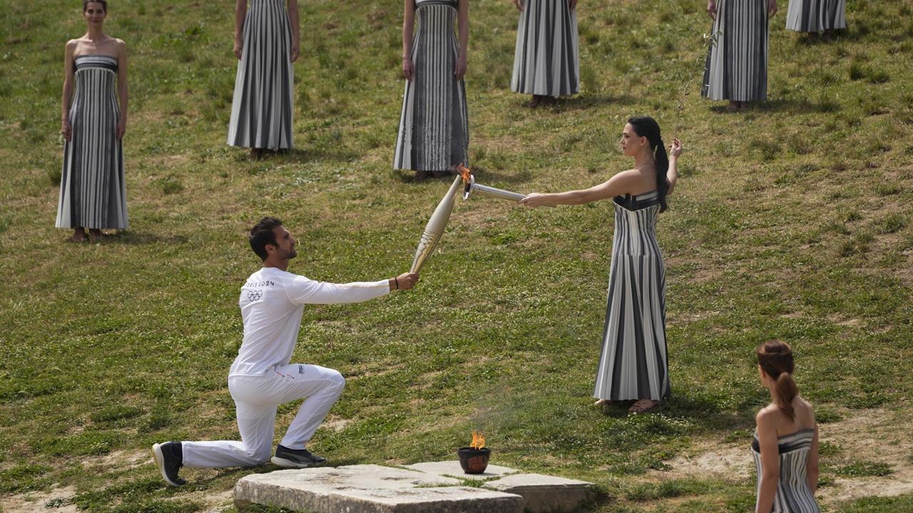 巴黎奧運聖火採集儀式希臘完成，火炬開始傳遞。(AP)