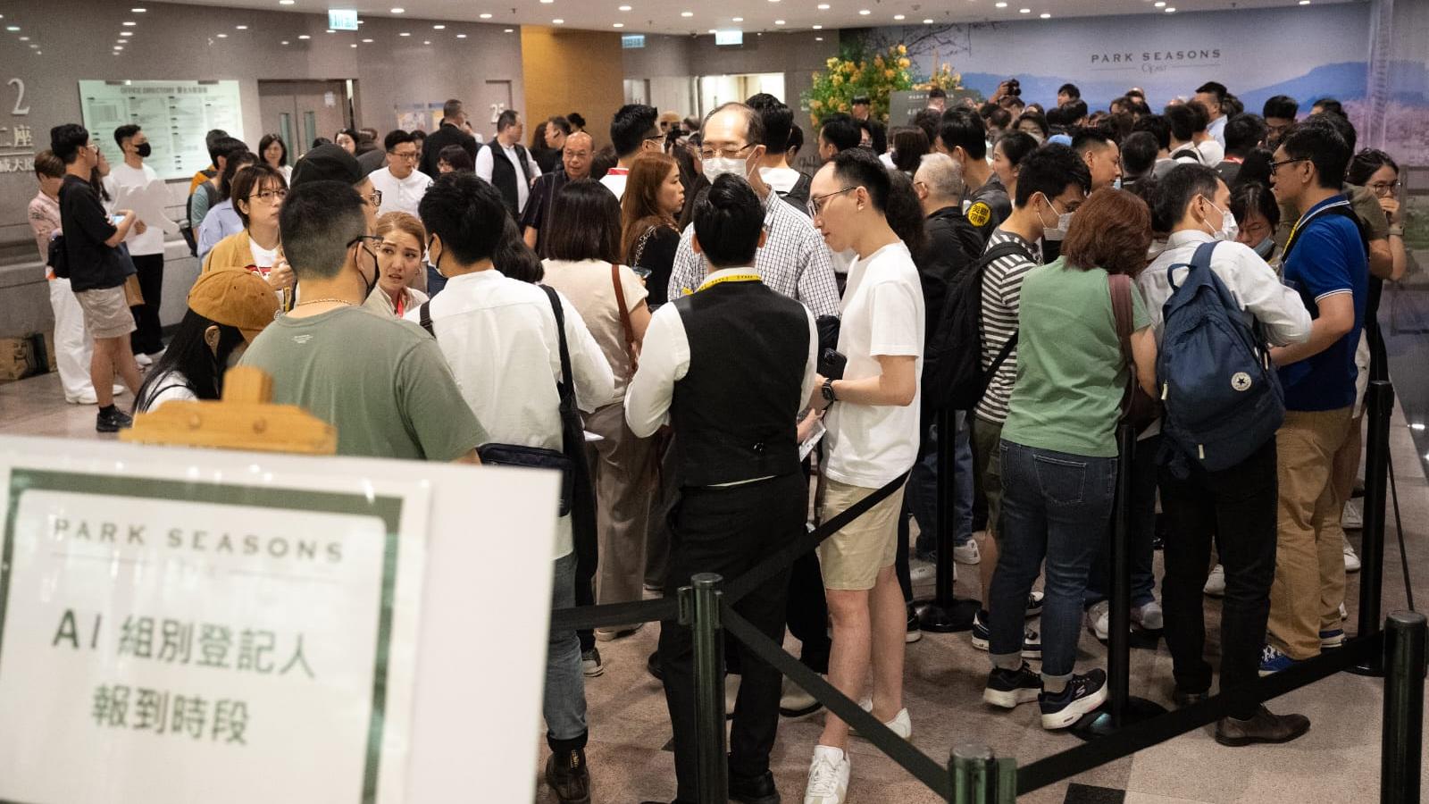 PARK SEASONS開賣，會德豐特別準備精美西餅贈買家，黃光耀：料銷情理想短期加推。