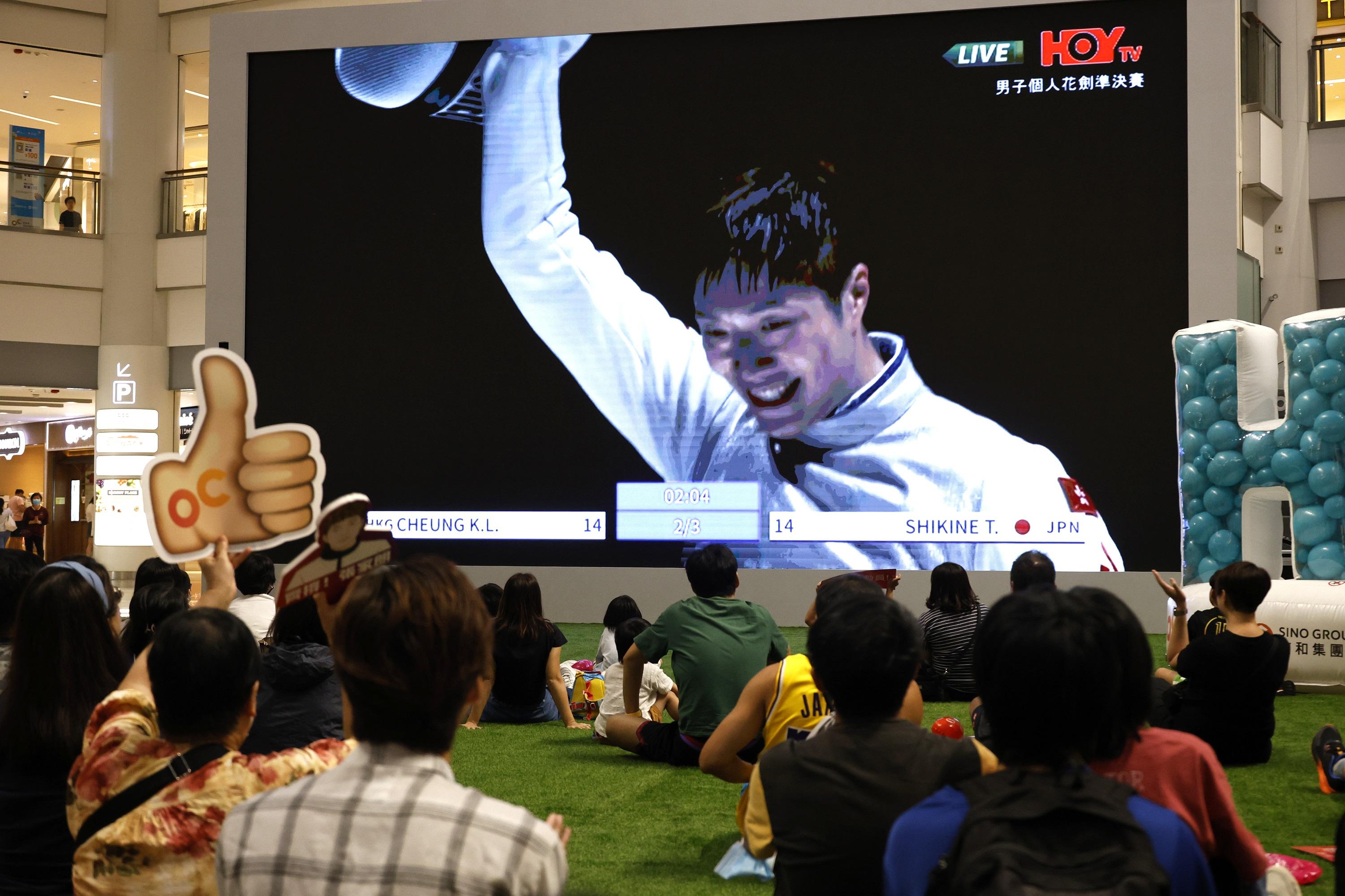 不少市民到商場觀賞奧運賽事直播撐港將。