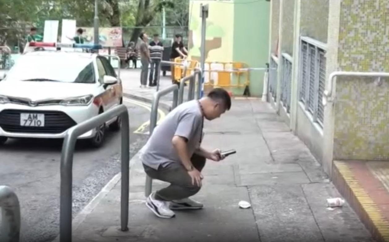 人員在現場拍攝涉事通渠水樽。(新聞截圖)