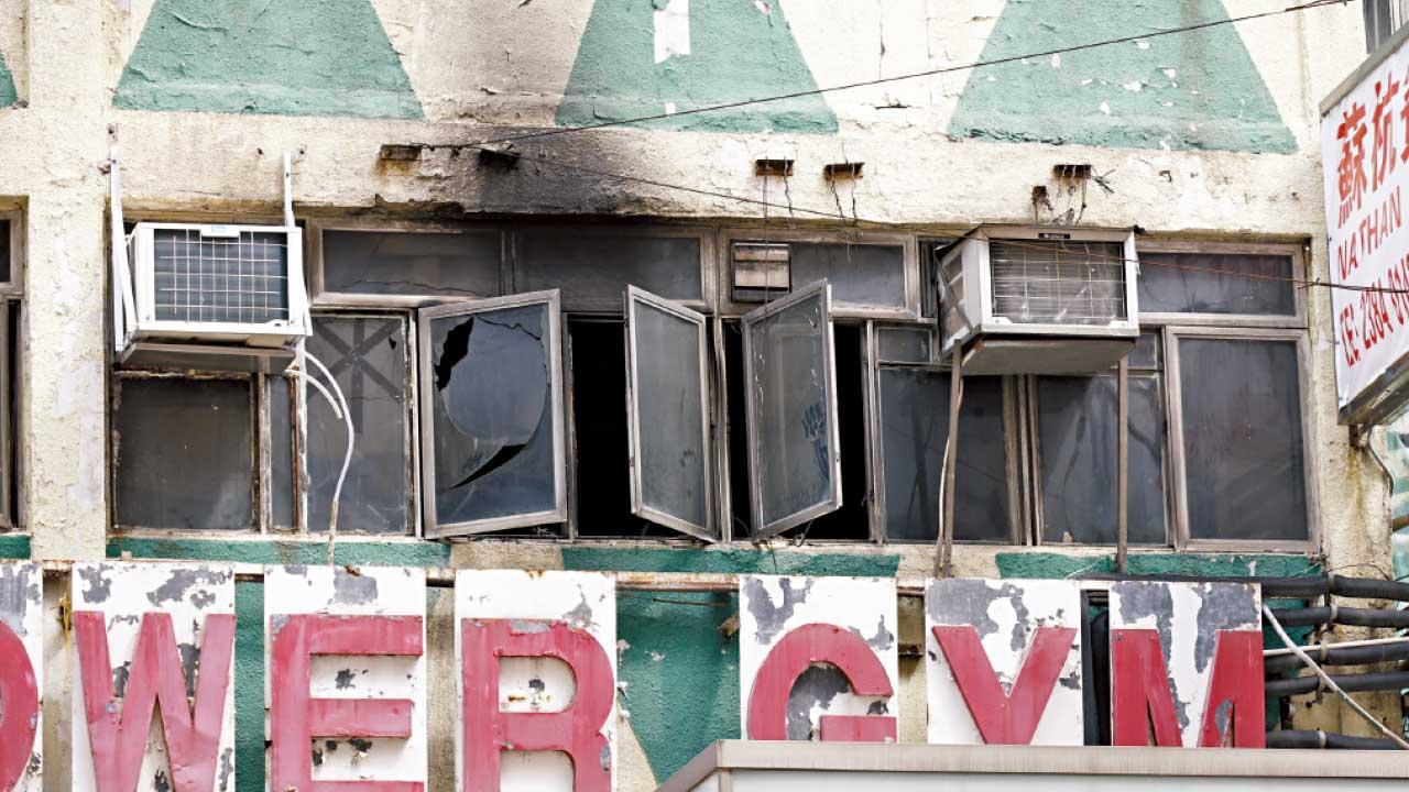 佐敦華豐大廈奪命火釀5死 至少40傷 逾35間賓館及劏房 消防雲梯救人