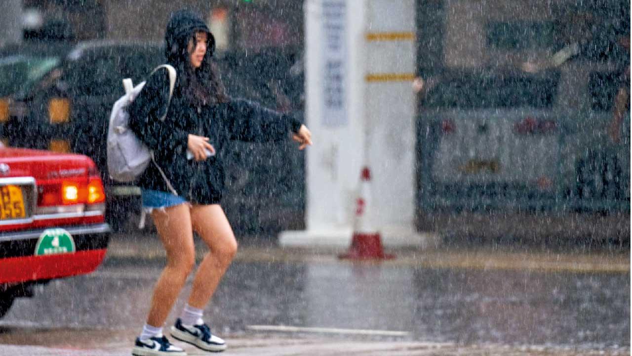 惡劣天氣突襲！24小時內兩發黃雨 吹起港鐵月台上蓋 清水灣現水龍捲 狂風雷暴持續 DSE考生出門前留意公布