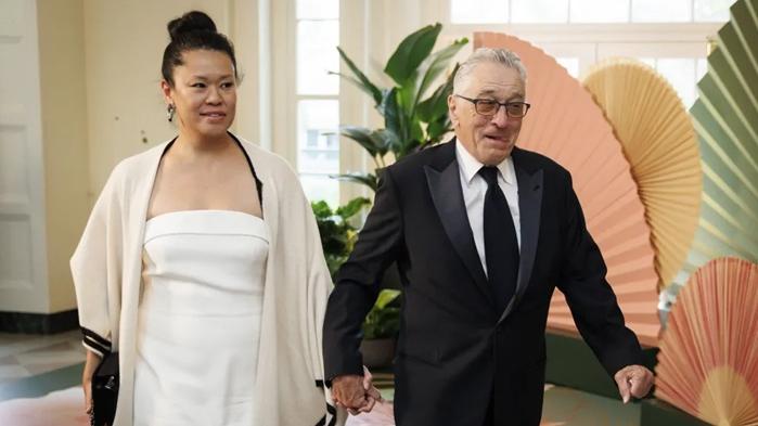 80歲羅拔迪尼路拖45歲女友參加白宮國宴