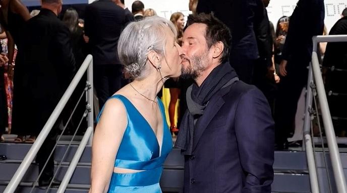 親吻藝術家女友 奇洛李維斯透露準備結婚